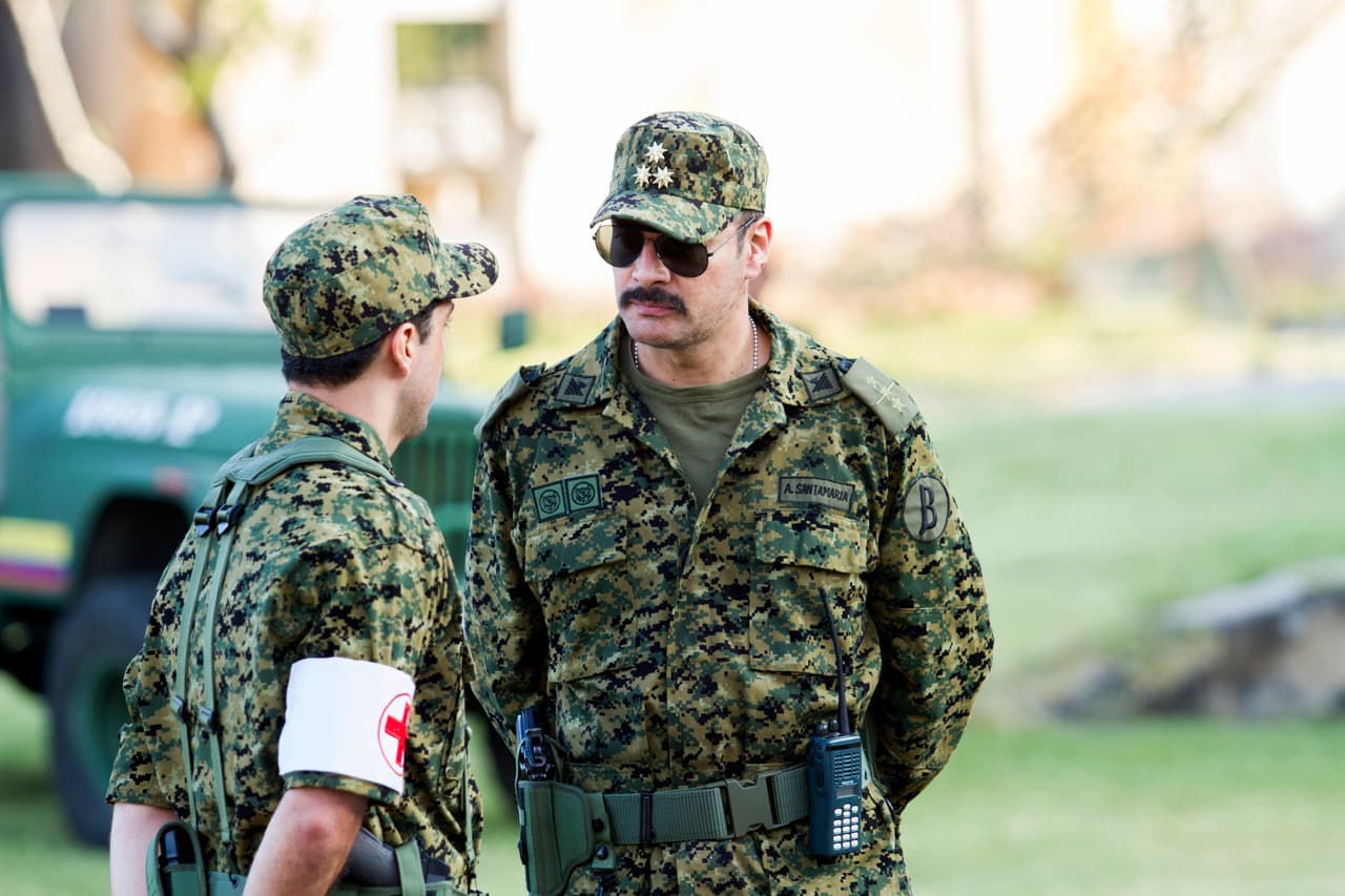 Sin embargo, el coronel Santamaría no le quitaba ni un ojo de encima.