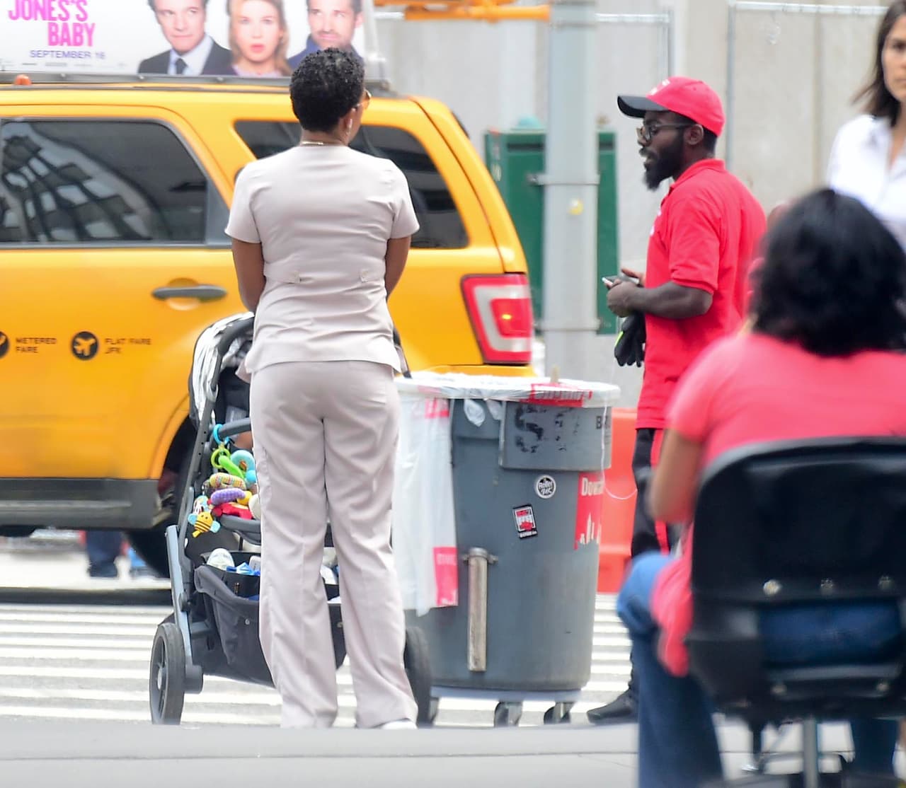 Aquí con su nanny a punto de cruzar una avenida.