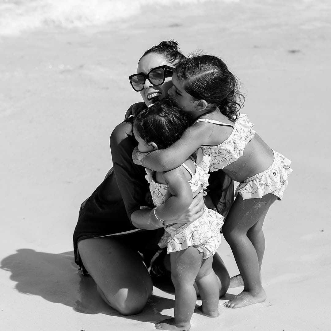 <b><a href="http://www.univision.com/temas/jacqueline-bracamontes">Bracamontes</a></b> ha confesado que sus hijas son el motor más grande de su vida, pues nunca pensó sentir tanto amor por una persona.