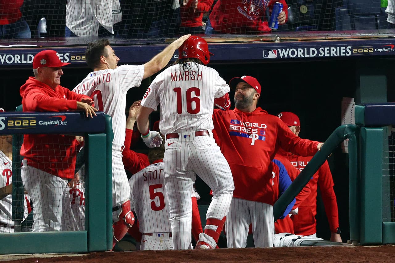 Marsh celebra con sus compañeros de equipo después de conectar un jonrón contra los Astros de Houston durante la segunda entrada en el Juego Tres de la Serie Mundial.