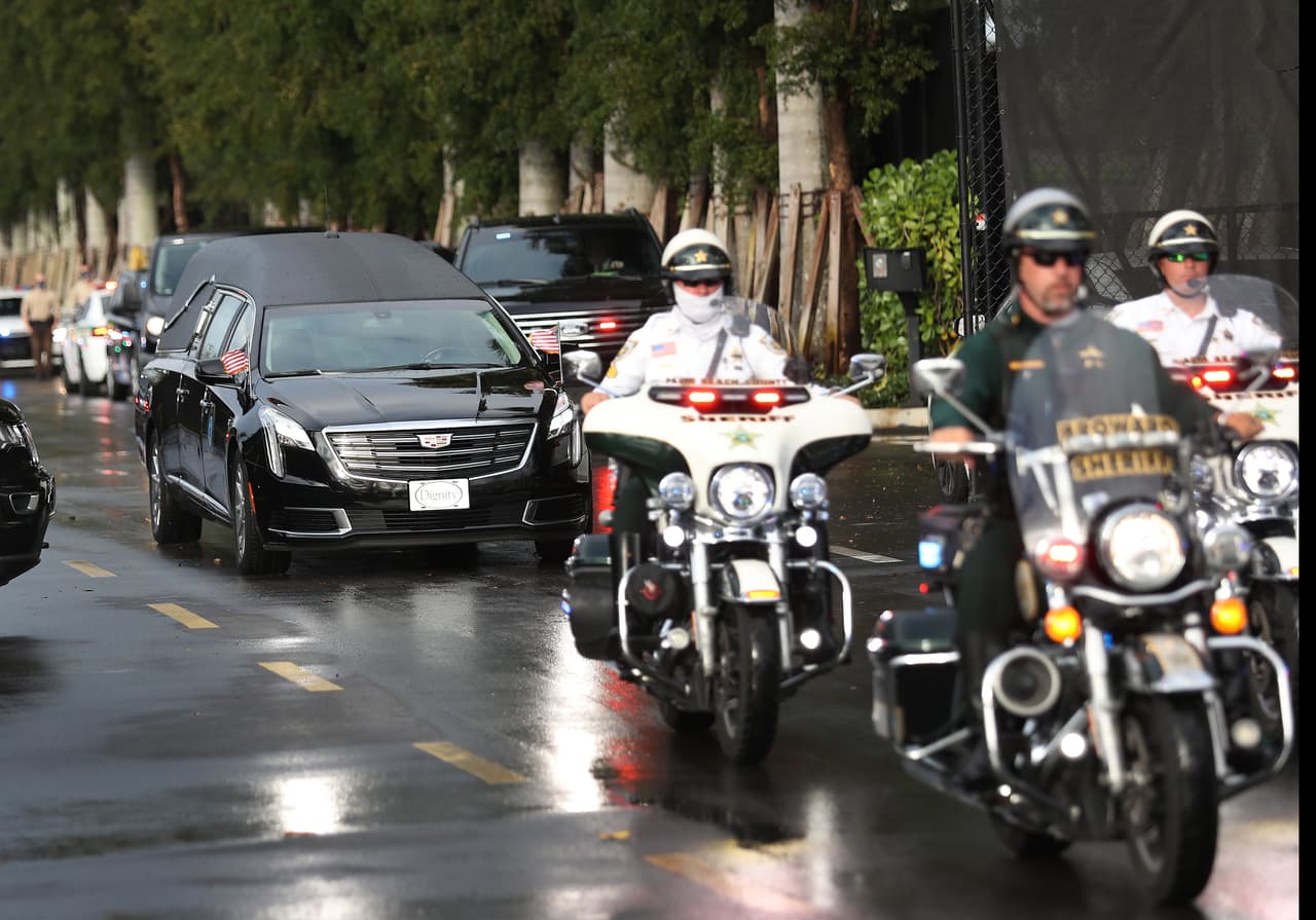 El cortejo fúnebre recorrió varias autopistas y calles del sur de Florida antes de llegar al estadio Hard Rock, a su paso se le rindieron honores.
<br>