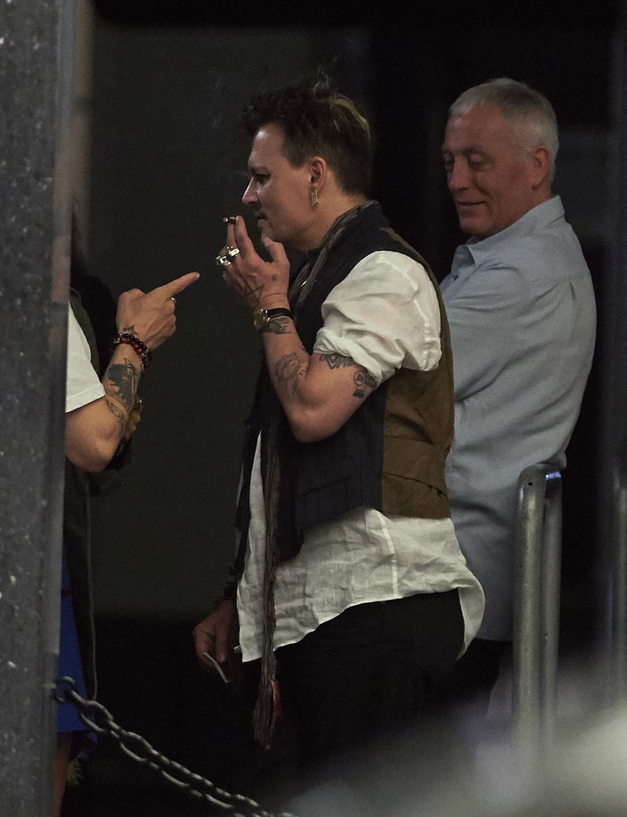 Johnny se encontraba cpn un grupo de amigos.