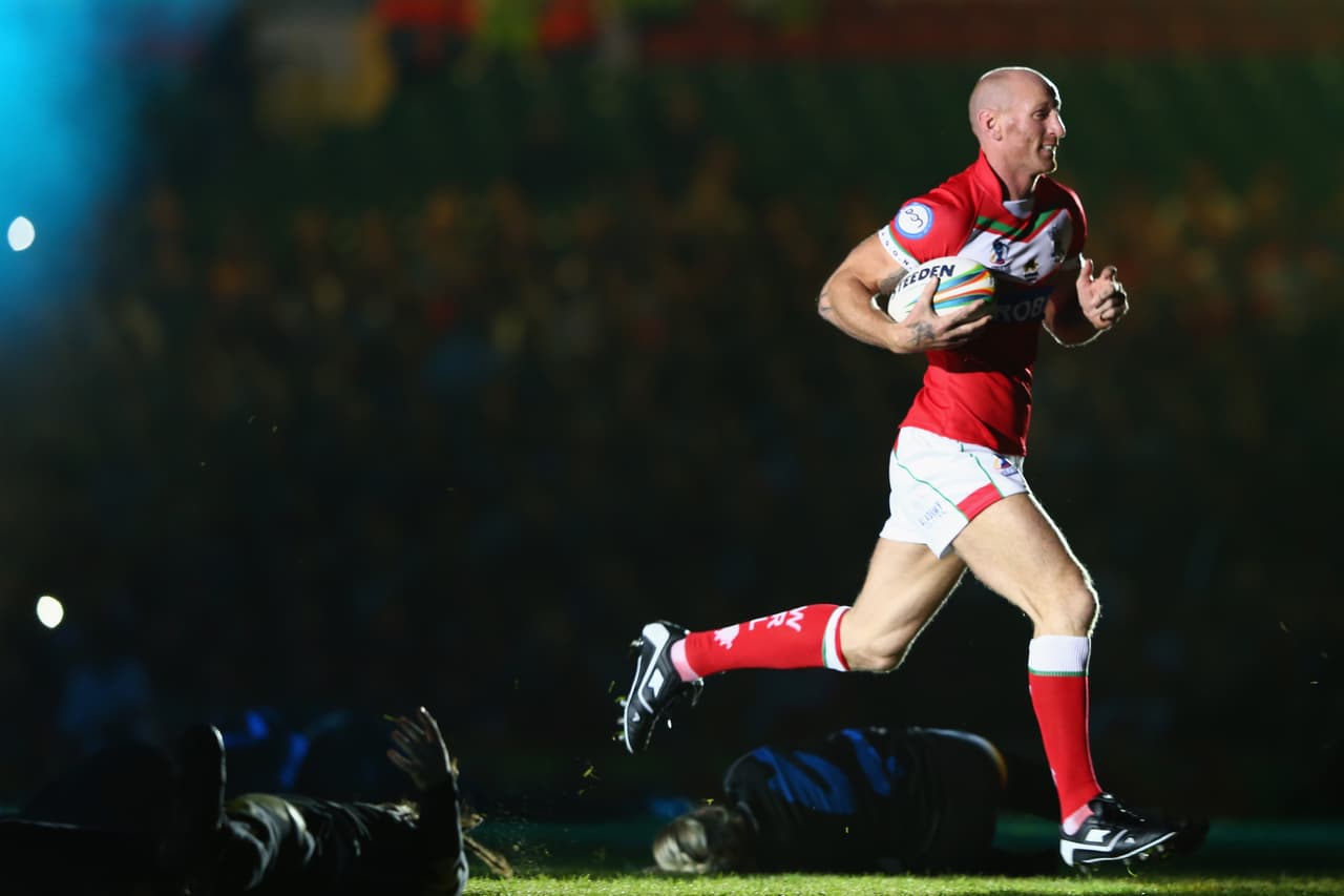 El jugador de rugby Gareth Thomas reconoció que es homosexual tras el divorcio de un matrimonio de cuatro años. El galés es el rugbista con más partidos con la selección de su país y está en la lista de máximos anotadores de ensayos de la historia.