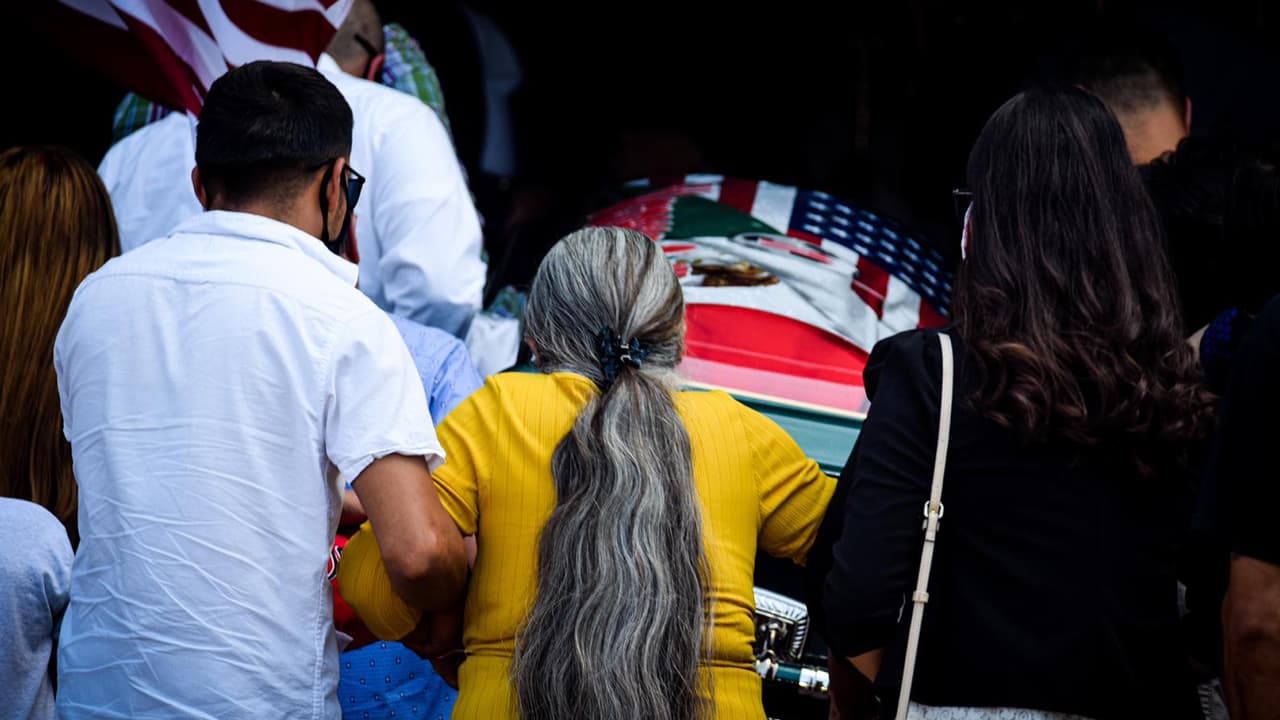 <b><a href="https://www.univision.com/local/houston-kxln/dios-me-la-tenga-en-el-cielo-y-los-angeles-salgan-a-su-encuentro-entre-lagrimas-abuela-de-vanessa-guillen">La abuela de Vanessa Guillén </a></b>viajó desde México para acompañar a su familia y despedirse de su nieta.