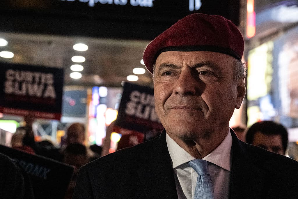 <b><a href="https://www.univision.com/local/nueva-york-wxtv/politica-new-york/quien-es-curtis-sliwa-candidato-republicano-a-la-alcaldia-de-la-ciudad-de-nueva-york-video" target="_blank">El respublicano Curtis Sliwa</a></b> aspiró también a la alcaldía de Nueva York, 
<b>sin recibir el respaldo del presidente de los Estados Unidos, Donald Trump</b>.