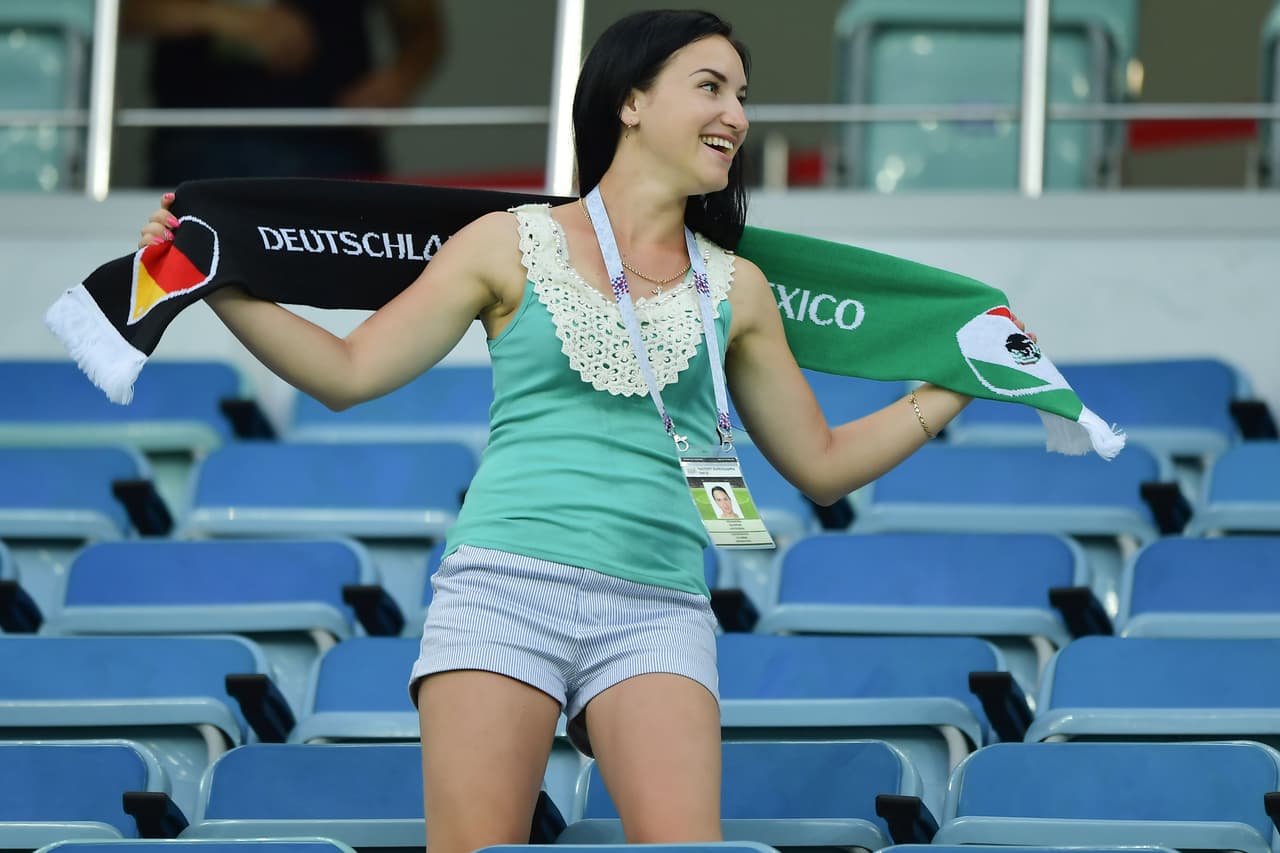 Ya en las tribunas, la atención se la robaban las fanáticas.