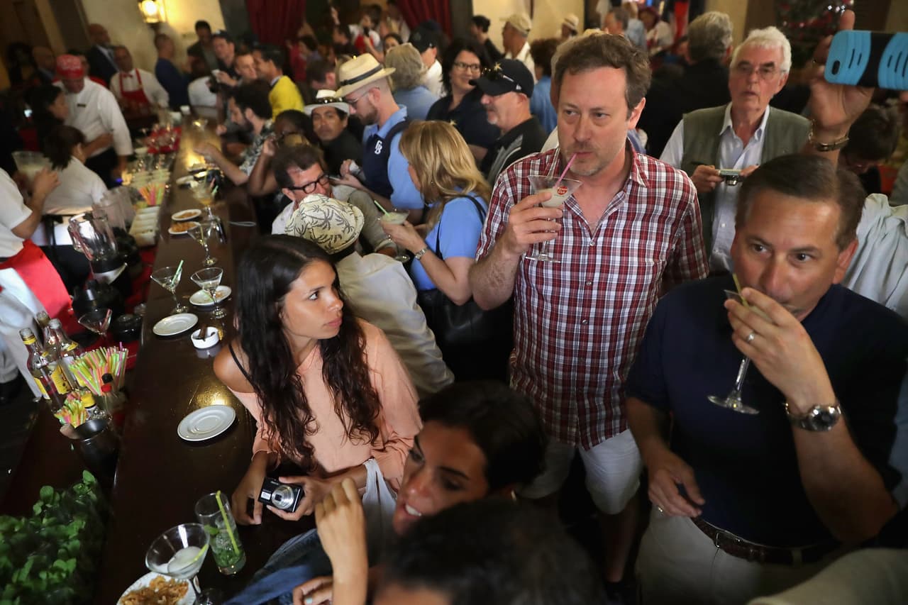 Decenas de turistas abarrotan la barra de La Florida, el bar donde Ernest Hemingway solía tomar daiquirís, durante la visita del presidente Barack Obama a Cuba.