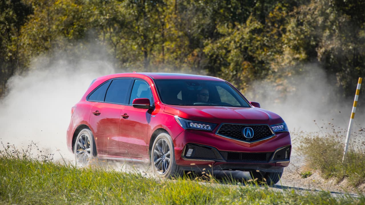 Las 4,218 libras (1,913 kg) de peso de la Acura MDX A-Spec 2019 están distribuidas de la siguiente manera: 58% al frente y 42% atrás. El superávit de peso sobre su eje delantero es contrarrestado por su sistema de tracción a las cuatro ruedas (SH-AWD).