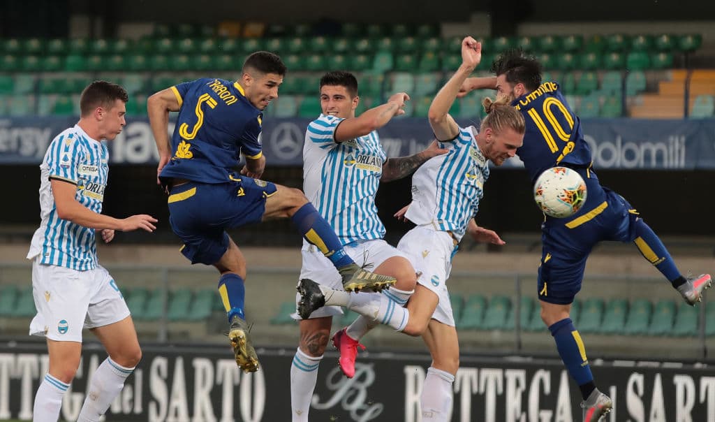 Con resultados de Hellas Verona 3-0 SPAL, Lazio 2-0 Brescia, Sampsoria 1-4 Milán, Sassuolo 5-0 Genoa, Udinese 1-2 Lecce, Fiorentina 4-0 Bologna y Torino 2-3 Roma, la penúltima jornada del futbol italiano.