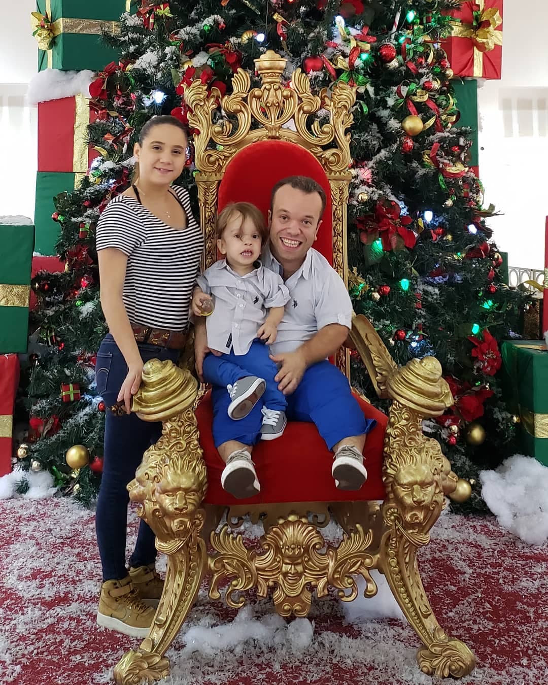 Finalmente, Carlitos 'El productor' publicó una tierna imagen en víspera de Nochebuena junto a su esposa y su hijo Sebastián.
