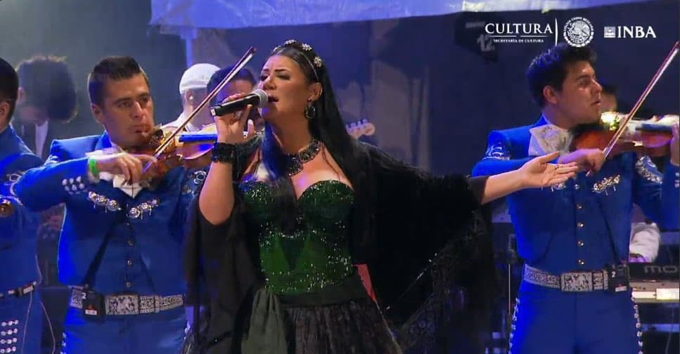 Ella interpretó a ritmo de mariachi el exitoso tema "Hasta que te conocí". No cabe duda que los actores de telenovela también sufren por la muerte de Juan Gabriel.