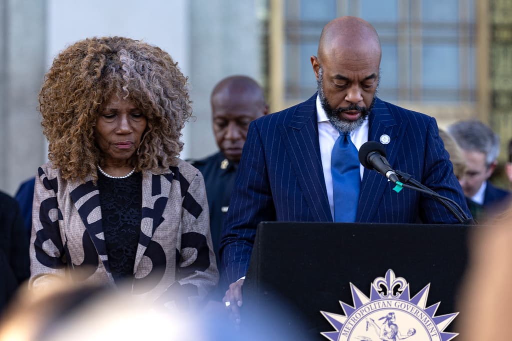 El reverendo Harold M. Love Jr. reza durante la vigilia en Nashville.