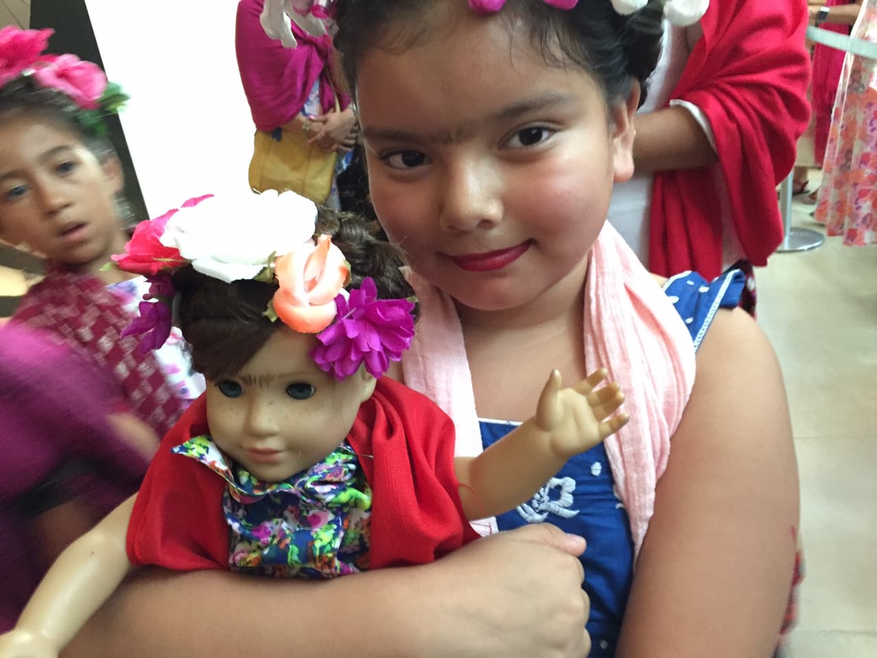 Jazzlene Briones, de 8 años de edad, y su muñeca Grace. Aprendió sobre Frida a través de un proyecto en su escuela.
<br>"Es maravillosa", dijo la niña.