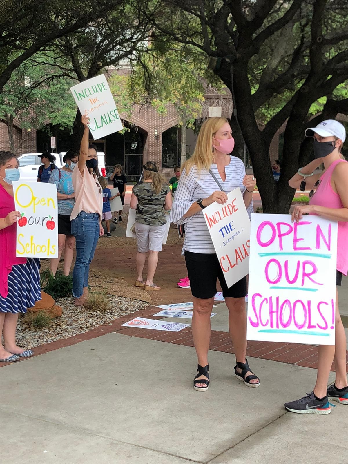 <a href="https://www.univision.com/local/dallas-kuvn/el-condado-tarrant-anunciara-esta-tarde-que-las-clases-en-persona-inician-hasta-el-28-de-septiembre">El Departamento de Salud del Condado de Tarrant ordenó</a> el pasado martes que las escuelas públicas del condado impartan clases solo en línea hasta al menos el 28 de septiembre.
<br>
