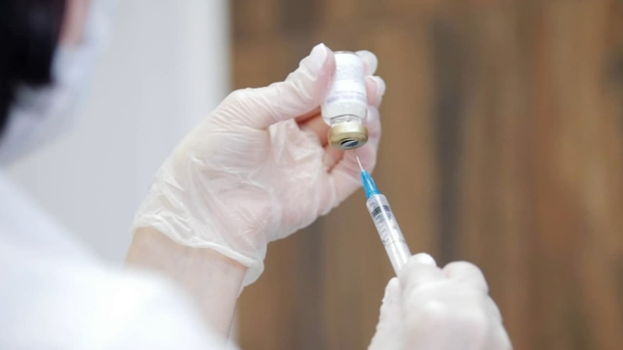 Vacuna contra la hepatitis B para recién nacidos: experta analiza riesgos de retrasar su aplicación