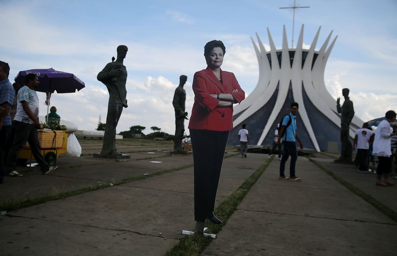 Una foto tamaño natural de Dilma Rousseff en frente de la catedral de Brasilia, el 27 de octubre de 2014