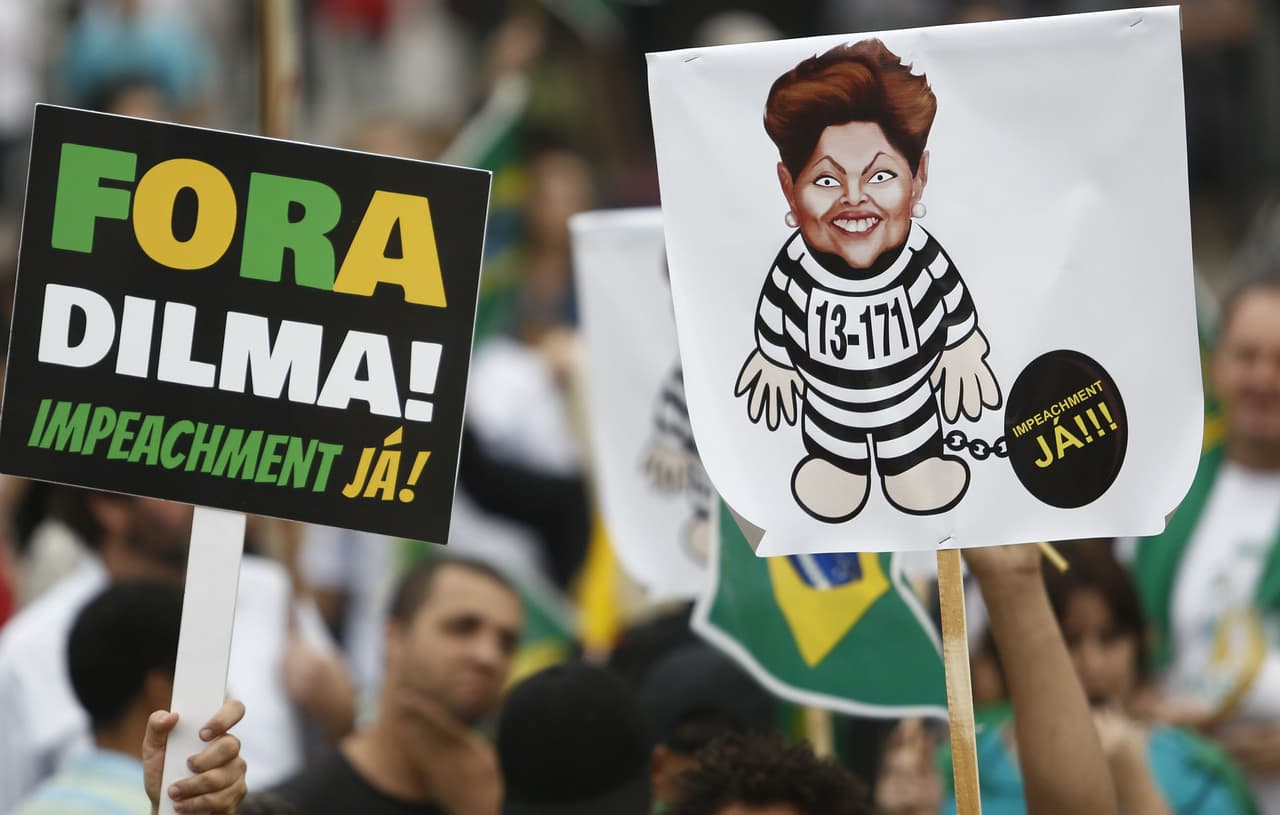 "Dilma Fuera, Impeachment ya", se lee en un cartel durante una protesta contra la presidenta en San Pablo, el 19 de octubre de 2015