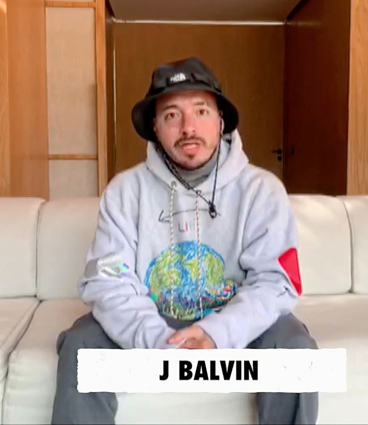 <b>J Balvin</b> aprovechó para educar a la audiencia sobre las mejores prácticas para evitar la propagación del covid-19.