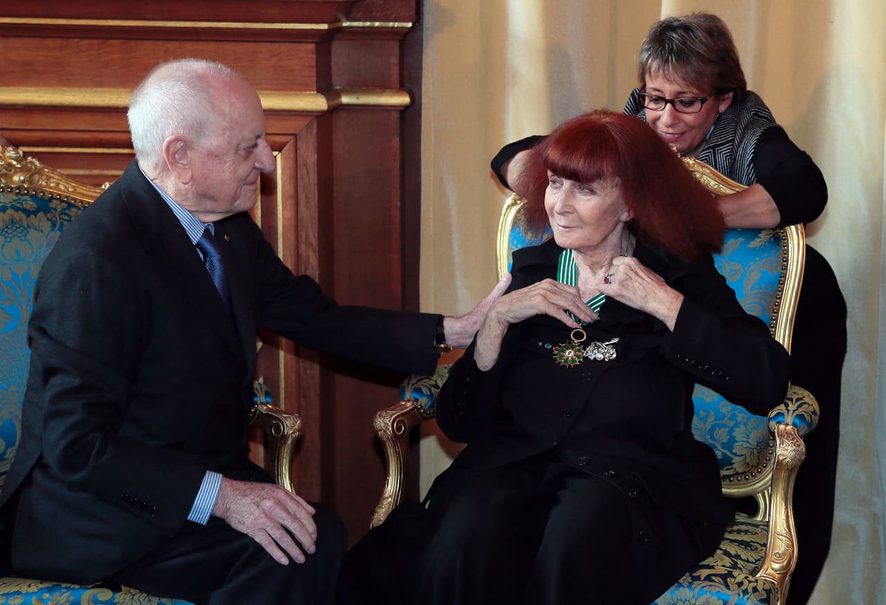 Fue tan querida en Francia que la homenajearon en dos ocasiones con la medalla de la Legión de Honor francesa, una de ellas ascendiéndola a Comandante de la Orden Nacional. En la imagen, junto a su amigo el empresario de moda Pierre Bergé, quien fue pareja y socio de Yves Saint Laurent.