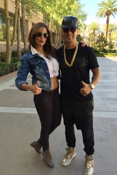 Aleyda no perdió la oportinidad de tomarse foto con Wisin.