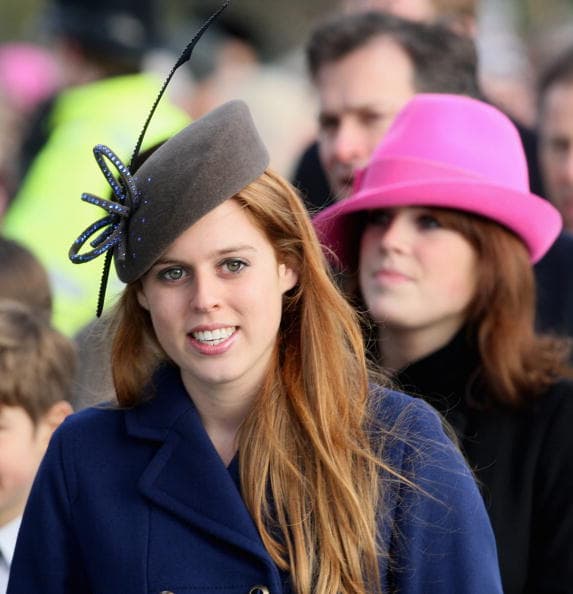 Incluso, 
<b><a href="https://www.univision.com/famosos/la-princesa-beatrice-altera-su-fiesta-de-compromiso-ante-el-escandalo-que-rodea-a-su-papa-fotos">Beatrice cambió el lugar de la fiesta de compromiso</a></b>, para evitar que el evento estuviera asediado por la prensa para captar a su padre, el príncipe Andrés: "Bea tuvo que cambiar la fecha de su fiesta de compromiso en Chiltern por temor a que haya demasiados fotógrafos afuera, buscándolo (al príncipe Andrés)", informó el diario británico.