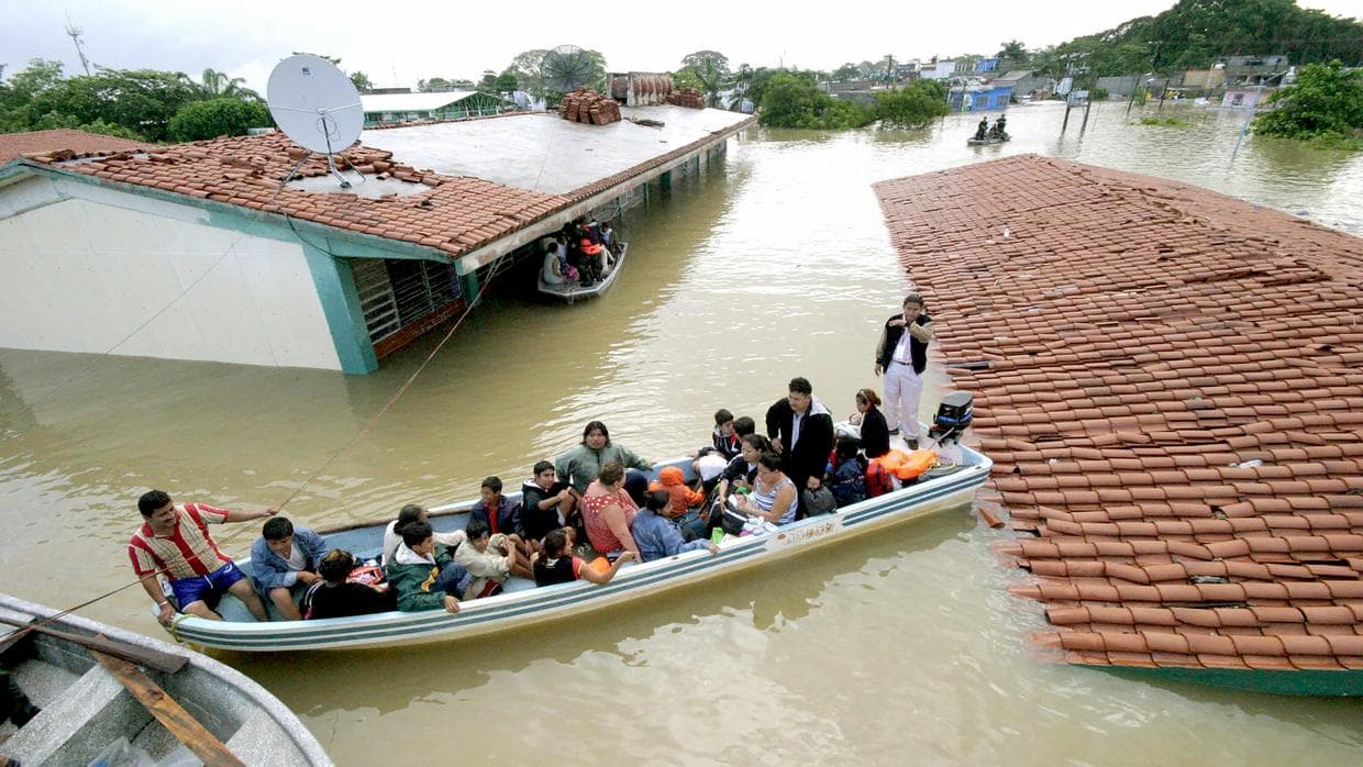 Residents of Villahermosa (Tabasco) rescued by the Mexican Navy, November 1, 2007.