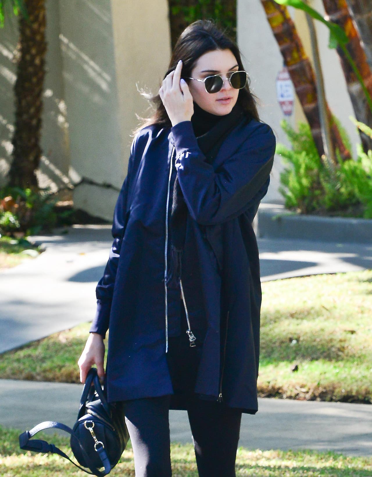 O simplemente no traía nada de maquillaje y se sentía incómoda.