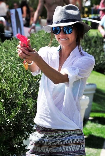 Jamie Chung jugando con una pistola con agua. Mira aquí los videos más chismosos.