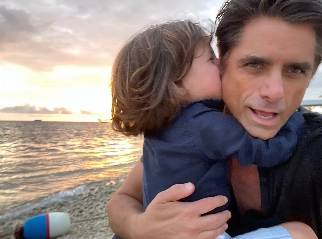 El intérprete es padre del pequeño Billy Stamos, a quien cada que puede presume con sus más de 3 millones de seguidores en Instagram.