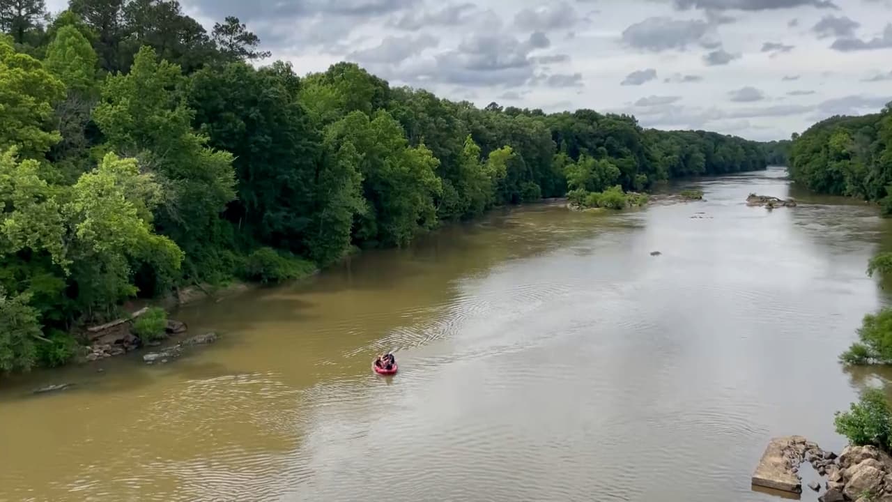 Uno de los jóvenes fue el primero en caer al río.
<b>El otro hermano intentó rescatarlo, pero también fue arrastrado.</b>