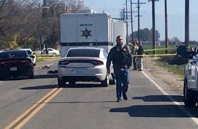 Un hombre ataca con un machete a tres personas y luego es abatido por la Policía