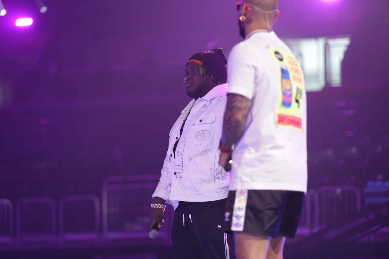 En ese número también comparte escena con Sech, con quien conversó varios minutos.