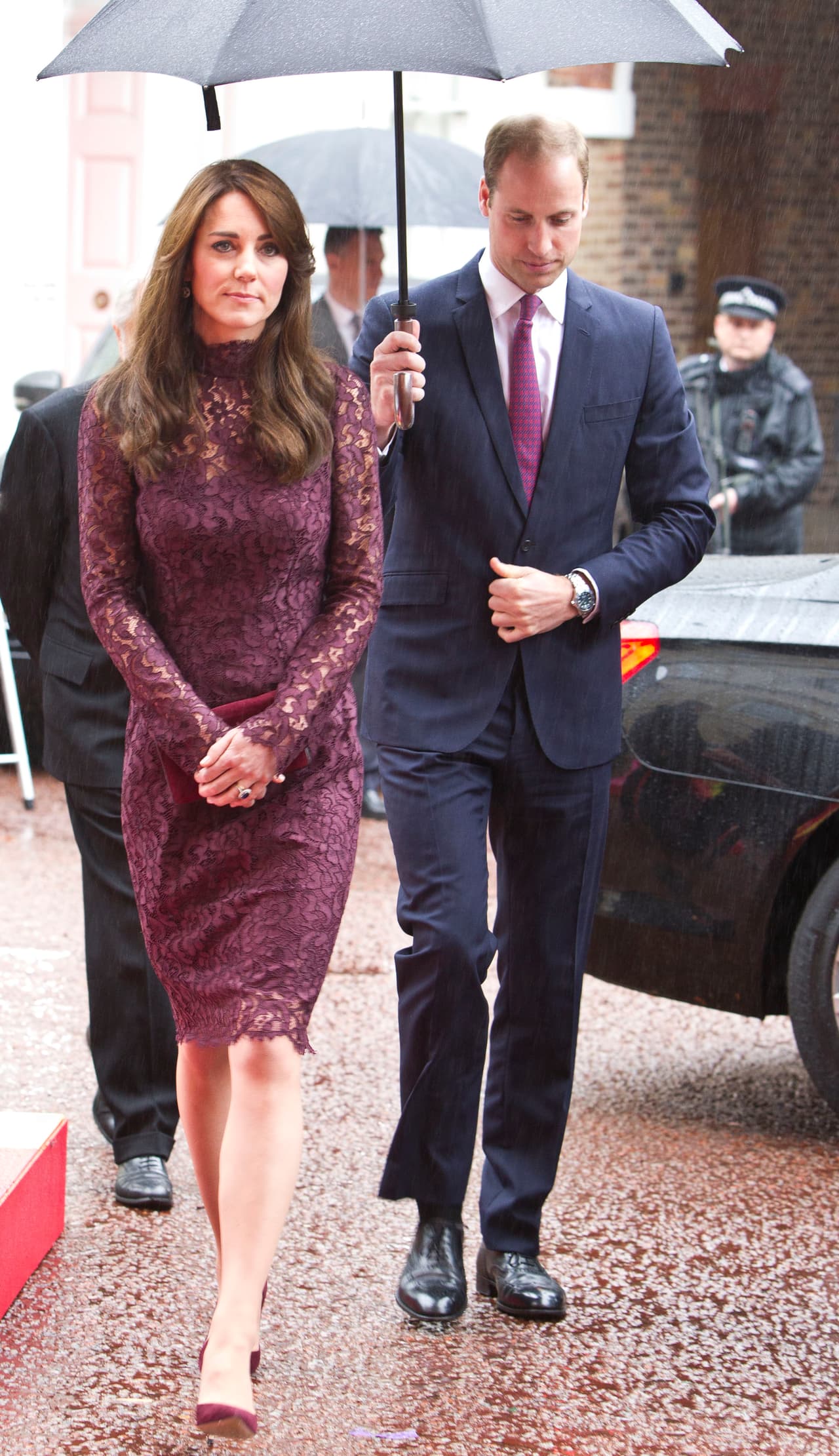 Para este compromiso, la duquesa optó por un vestido púrpura de encaje de la firma Dolce & Gabbana.