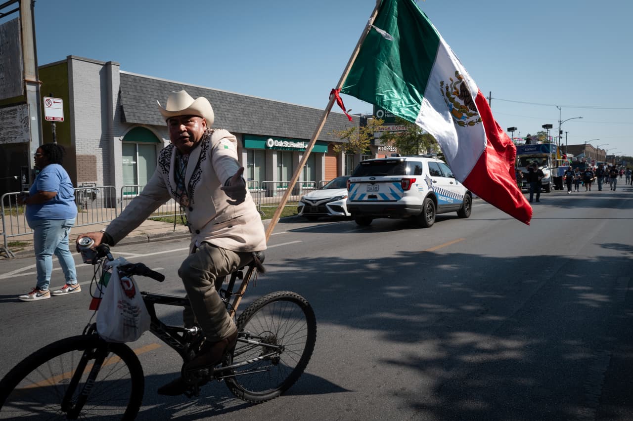 Mujeres con vestidos típicos mexicanos, familias con banderas y niños pintados con los colores verde, blanco y rojo llenaron las calles, mostrando que las tradiciones siguen vivas pese a las dificultades.
<br>