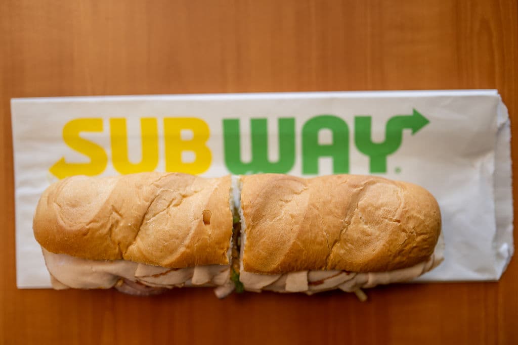 Le cobran más de $7,000 por un sandwich en Subway por una confusión con la propina