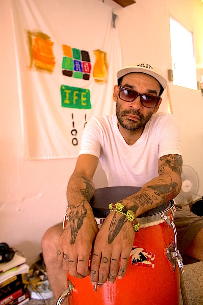 Otura Mun en su casa/taller en Puerto Rico.