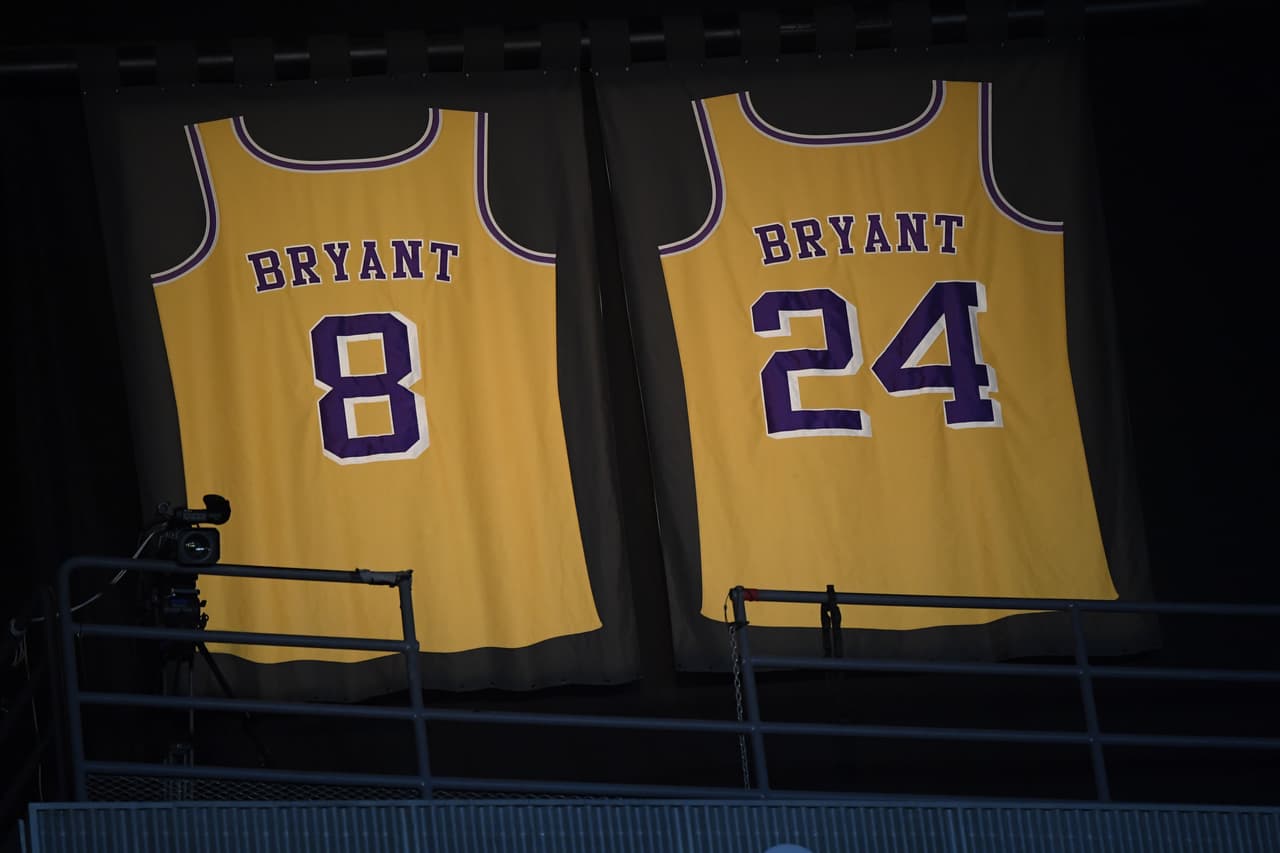 "Te amamos Kobe", se escuchó a Alicia Keys decir mientras las cámaras enfocaban las camisas de la leyenda del baloncesto. A partir de entonces, comenzó la gala, siempre con Kobe Bryant y su familia presente.