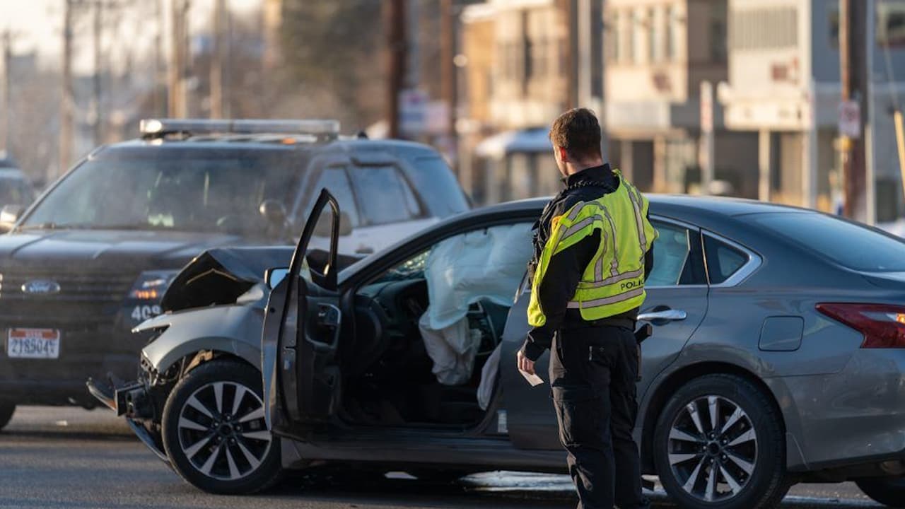 Conductor que manejaba en sentido contrario provoca accidente de 3 autos en Salt Lake City