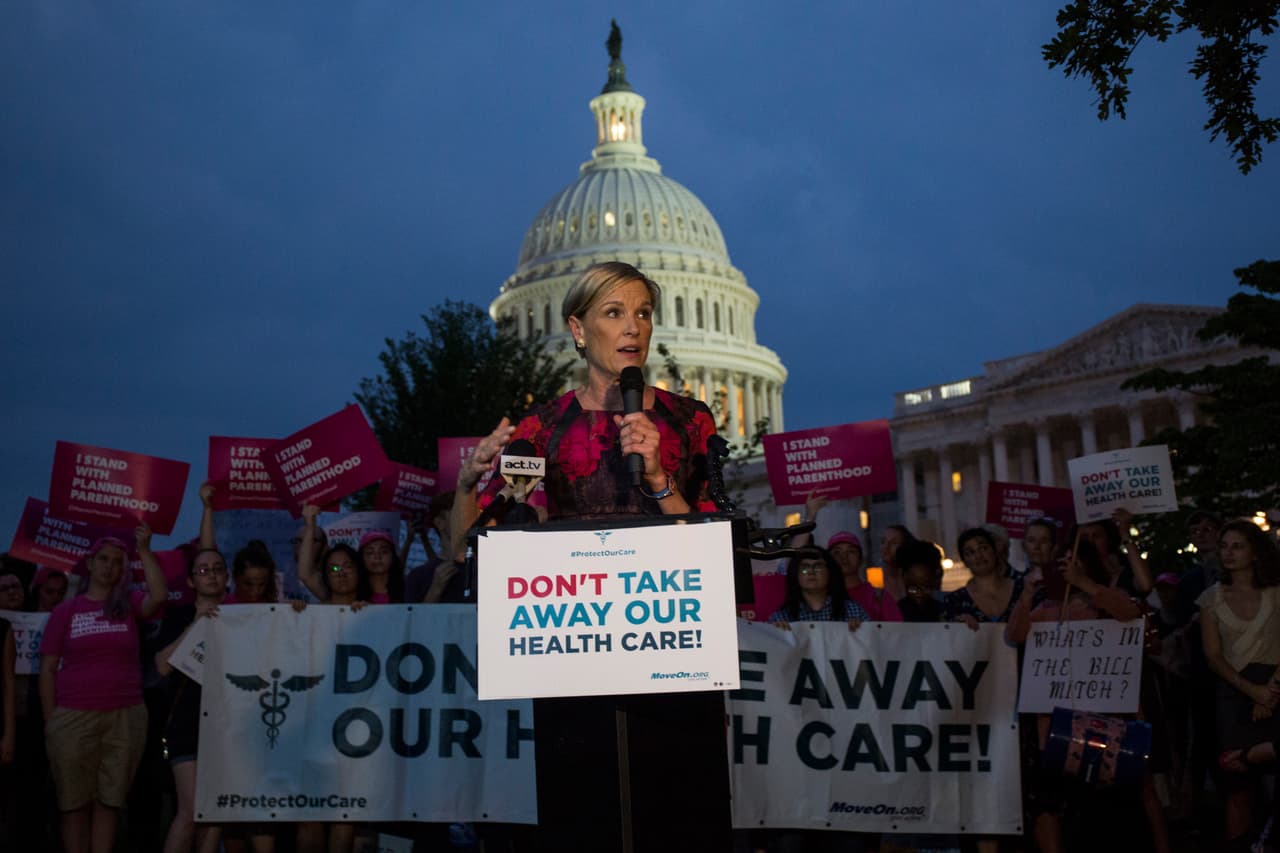 Richards se dirige a los manifestantes el pasado mes de julio durante una protesta en defensa de Obamacare, en las afueras del Capitolio en Washington DC.