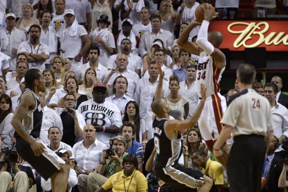 Habrá séptimo juego entre los Spurs y los Heat (30 fotos) ¡Locura total! Un juego electrizante, inolvidable, donde ambos equipos dieron una demostración inolvidable en el American Airlines Arena, manteniendo en vilo a los fanáticos en San Antonio y en Miami, primero durante los 48 minutos regulares y después en los 5 minutos de OT. .Tim Duncan, con una clásica demostración durante todo el partido, anotó más tantos en la primera mitad que la combinación de los 3 de Miami, Wade-James-Bosh 25/21, facilitando que los Spurs dominaran al Heat hasta comenzar el cuarto período, cuando Miami llevo a cabo un cambio de jugadores. Cuando solo faltaban 5 segundos para coronarse campeones los San Antonio Spurs, el incomparable Ray Allen empató el partido con un tiro de 3 puntos, forzando el OT. Con 1:43 en el reloj, LeBron James (triple/doble, 32 puntos, 11 asistencias y 10 rebotes) encaramó al Heat 101-100, y al concluir el OT, de nuevo Allen realizó una formidable jugada defensiva, dando dos puntos más al Heat, que terminó, a pesar de los umpires y para desconcierto de los comentaristas que daban el cetro a San Antonio, 103-101 sobre los Spurs. .