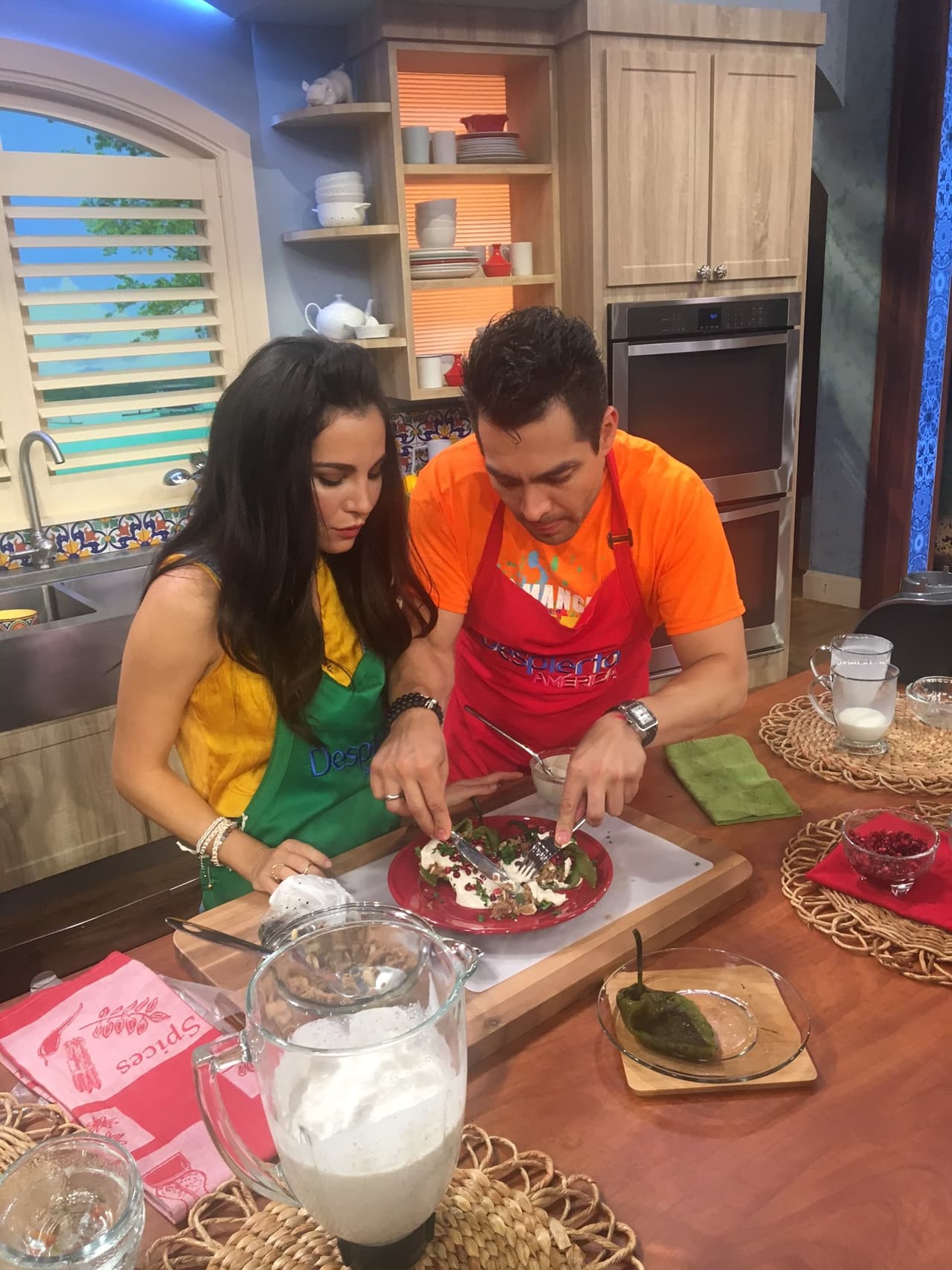 Omar es todo un experto preparando chiles en nogada.