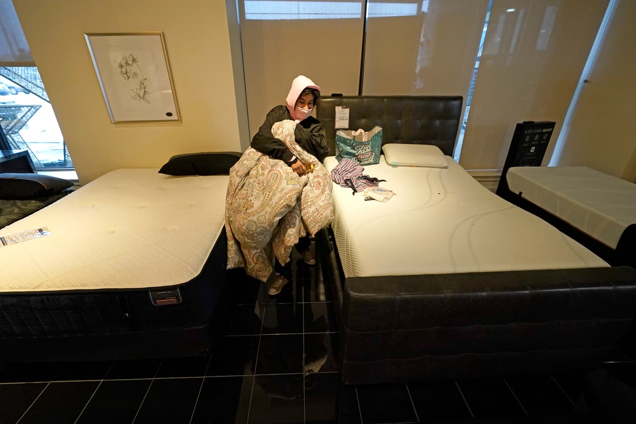 Dialina González recoge sus pertenencias después de pasar la noche dentro de una tienda de colchones que abrió como refugio el 17 de febrero en Houston. "La gente ha pasado días sin electricidad. Están sufriendo", dijo sobre la crisis el excandidato presidencial demócrata de Texas Beto O'Rourke.