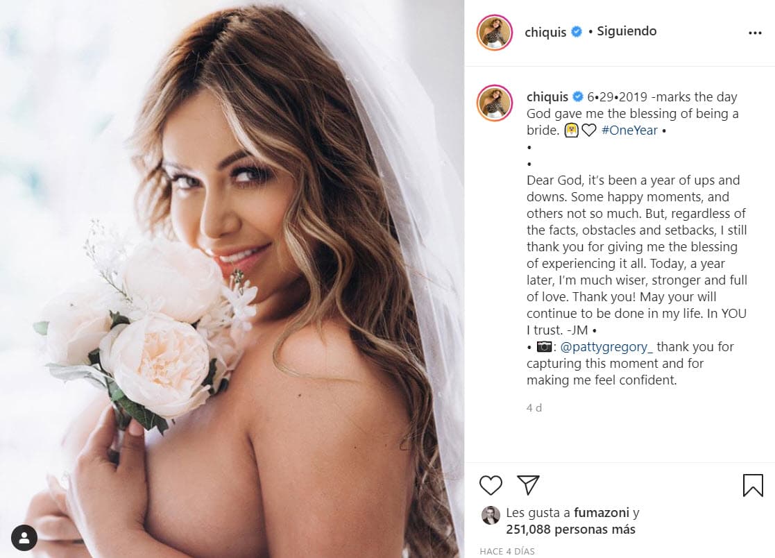 Chiquis escribió al lado de esta imagen donde aparece en toples y con velo de novia: "6.29.2019 marca el día en que
<b>Dios me dio la bendición de ser una novia</b>. Un año".
<br>