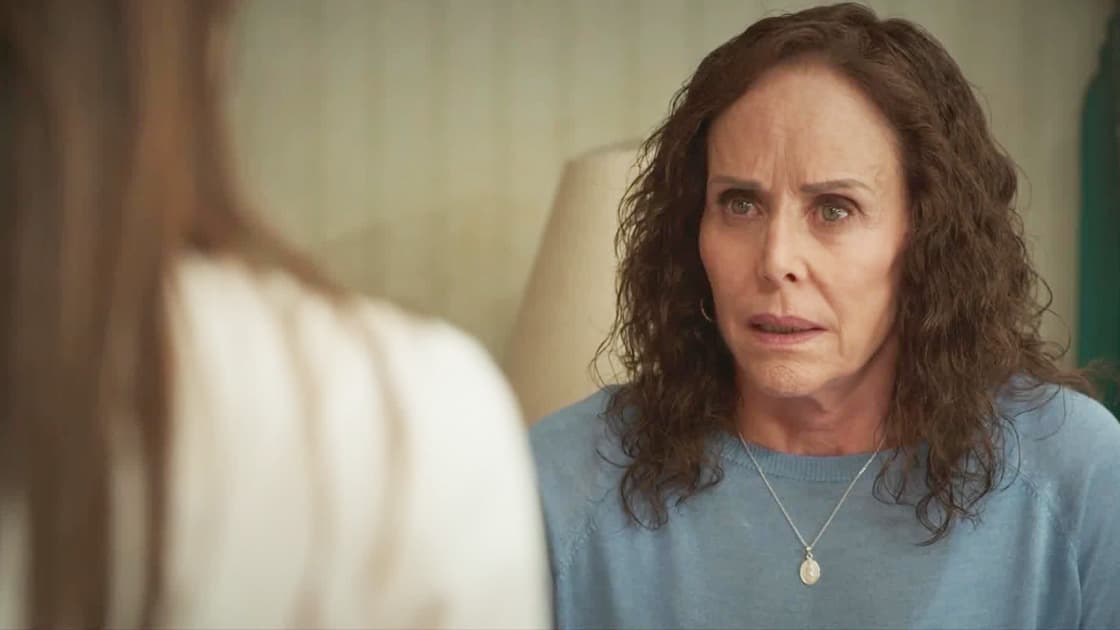 ¡Dolores descubre que Rebeca ya salió de la cárcel! | Hermanas, Un Amor Compartido | Capítulo 23