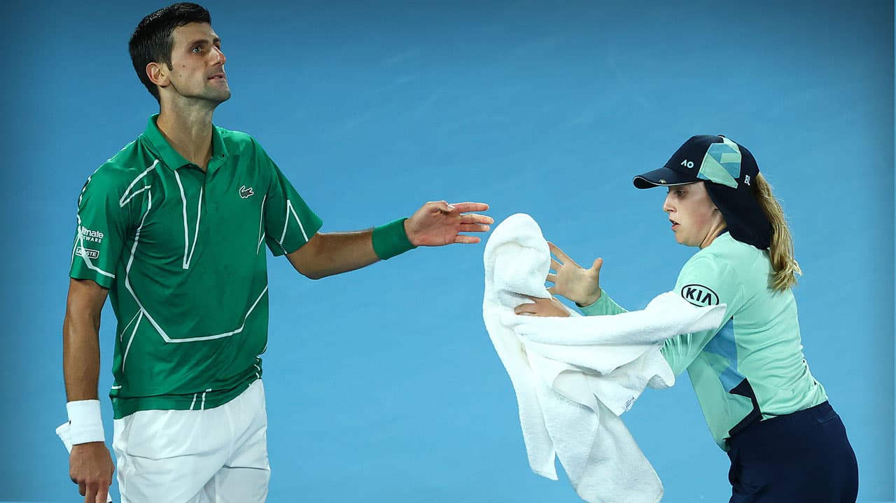 Coronavirus obliga a recogepelotas a no tocar las toallas de los tenistas