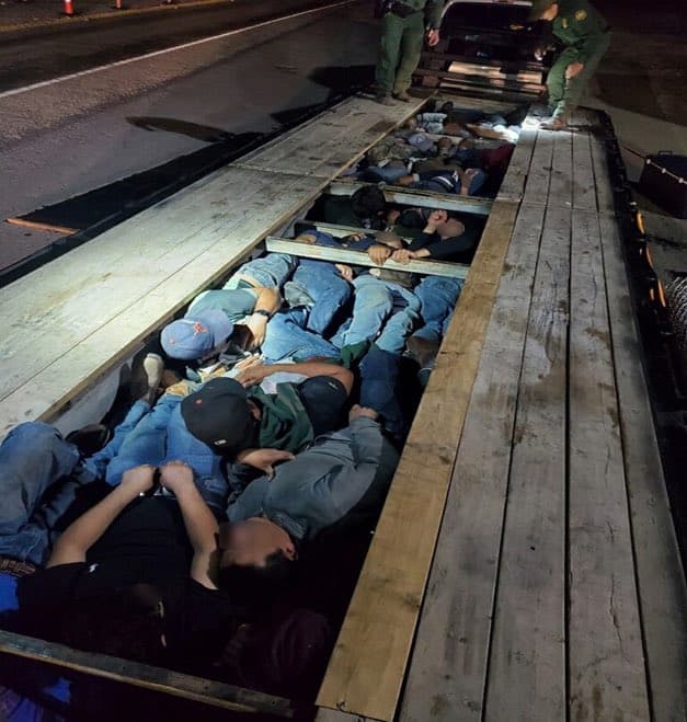 <b>Bajo el tablero de un remolque. </b>Este lunes, los agentes encontraron en una inspección a dos niños (de 10 y 15 años) hacinados bajo las tablas de un remolque con 18 adultos.