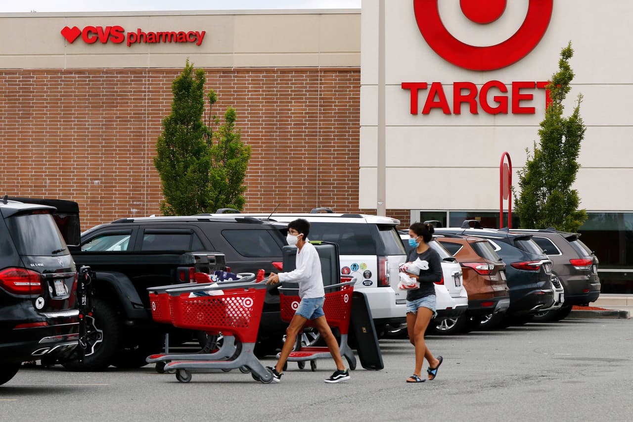 <b>Target. </b>Esta gran cadena de supermercados está ofreciendo hasta cuatro horas de pago (dos por cada una de las dosis de la vacuna) para que sus trabajadores se ausenten del trabajo si es necesario durante ese tiempo para vacunarse. Además, la compañía ofrece viajes gratuitos de Lyft de hasta $15 por trayecto para ir y volver del centro de vacunación.