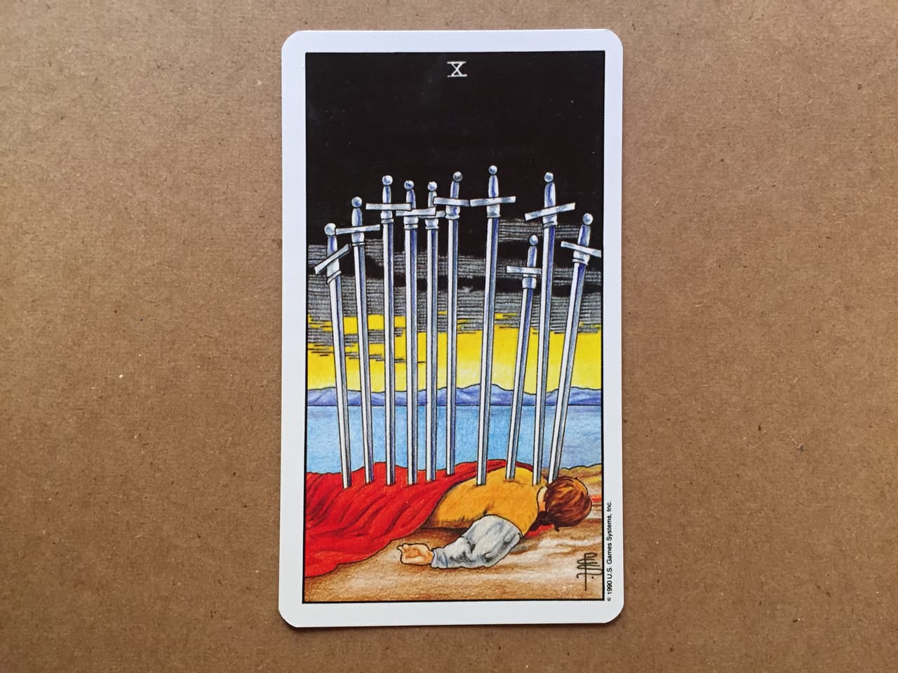 Si el diez de espadas te sale en alguna posición o tirada sobre tu presente o futuro, tienes que tener mucho cuidado. El fin de algo importante está a punto de ocurrir, así que debes estar preparado para hacer frente a las consecuencias y sobre todo, recordar que nada en la vida es permanente.