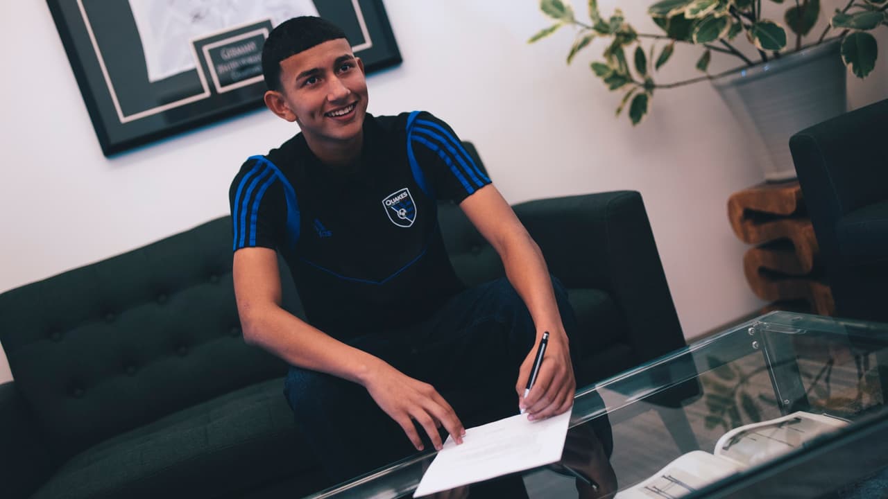 'Emi' Ochoa durante la firma del contrato que lo convirtió en el guardameta más joven en la historia de la MLS.