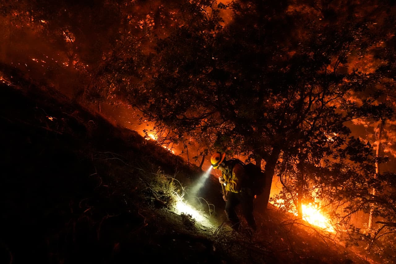 El incendio Bridge fue el segundo en comenzar y es el más grande. Las llamas empezaron el 8 de septiembre cerca del cañón de San Gabriel, en el condado de Los Ángeles, se ha extendido a San Bernardino, quemando 51,167 acres, decenas de casas y automóviles. No lleva ningún porcentaje de contención.